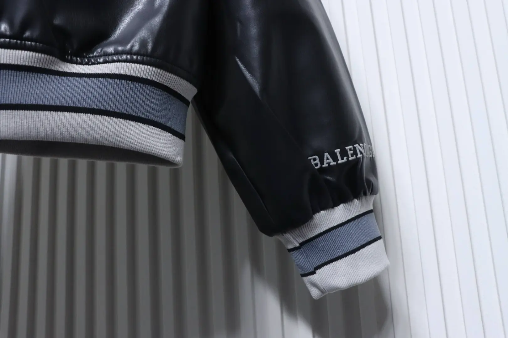 Balenciaga 3M bestickte, graue Leder-Bomberjacke im Baseball-Stil „Man Utd“ – Bild 7