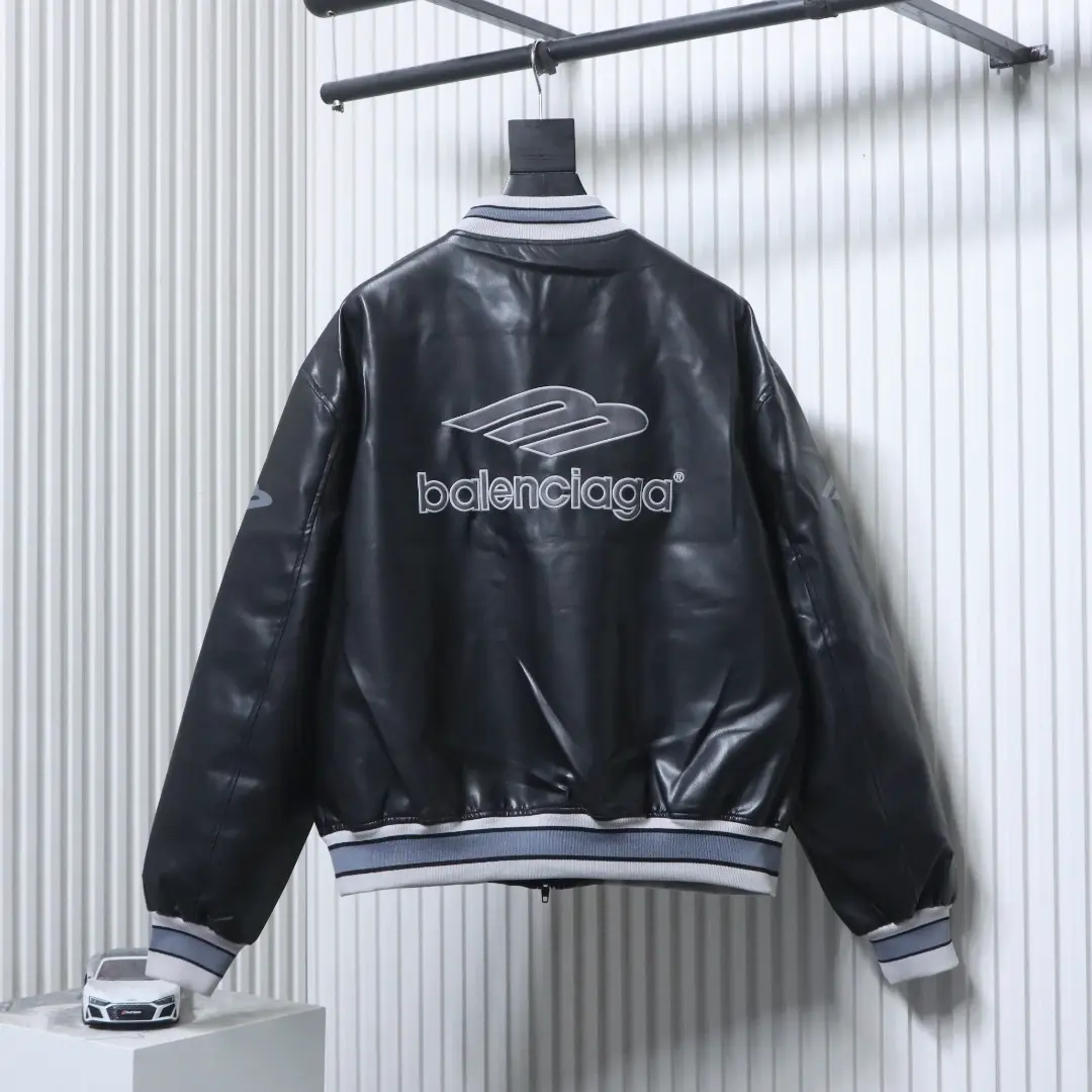 Balenciaga 3M bestickte, graue Leder-Bomberjacke im Baseball-Stil „Man Utd“ – Bild 2