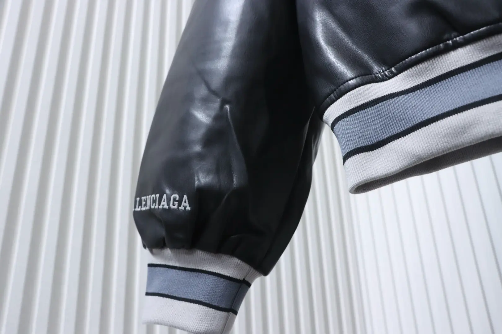 Balenciaga 3M bestickte, graue Leder-Bomberjacke im Baseball-Stil „Man Utd“ – Bild 10