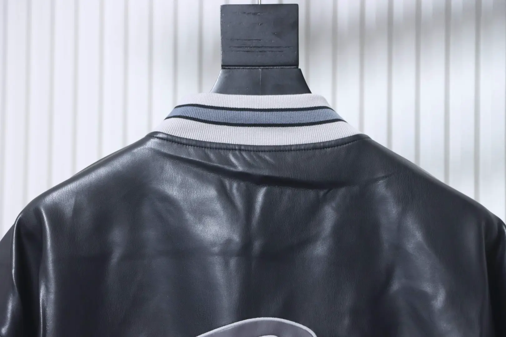 Balenciaga 3M bestickte, graue Leder-Bomberjacke im Baseball-Stil „Man Utd“ – Bild 4