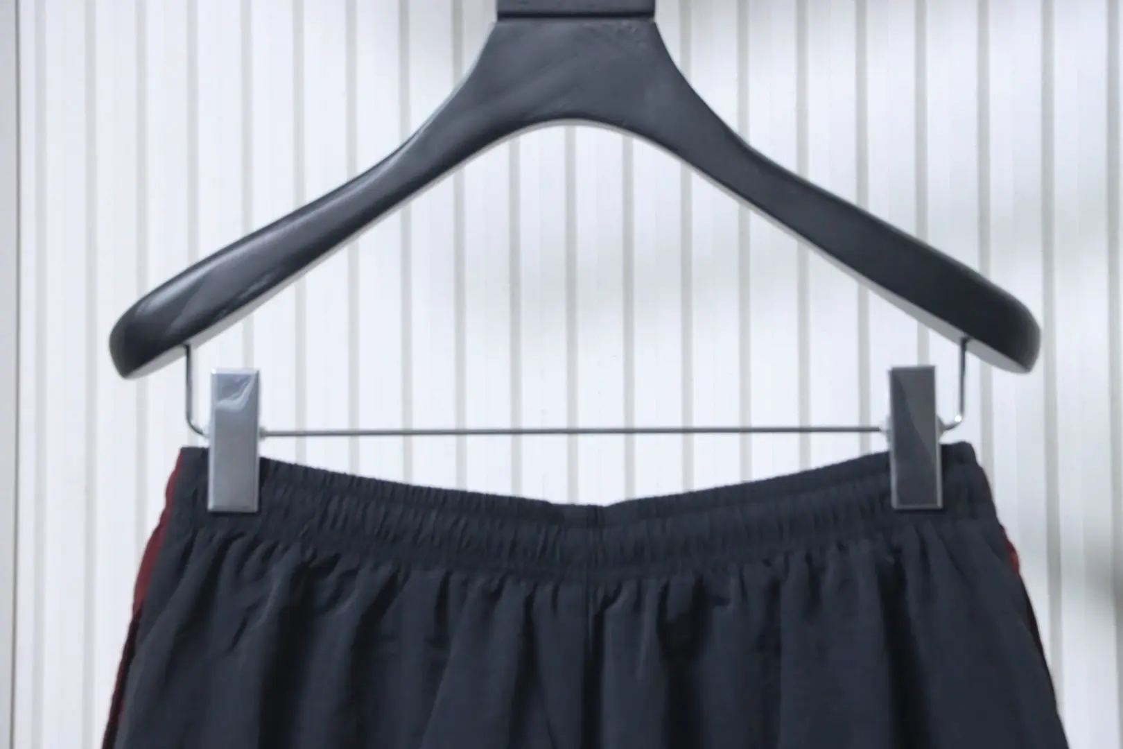 Balenciaga 3M schwarz-rote, bestickte Kapuzen-Sweatpants – Bild 4