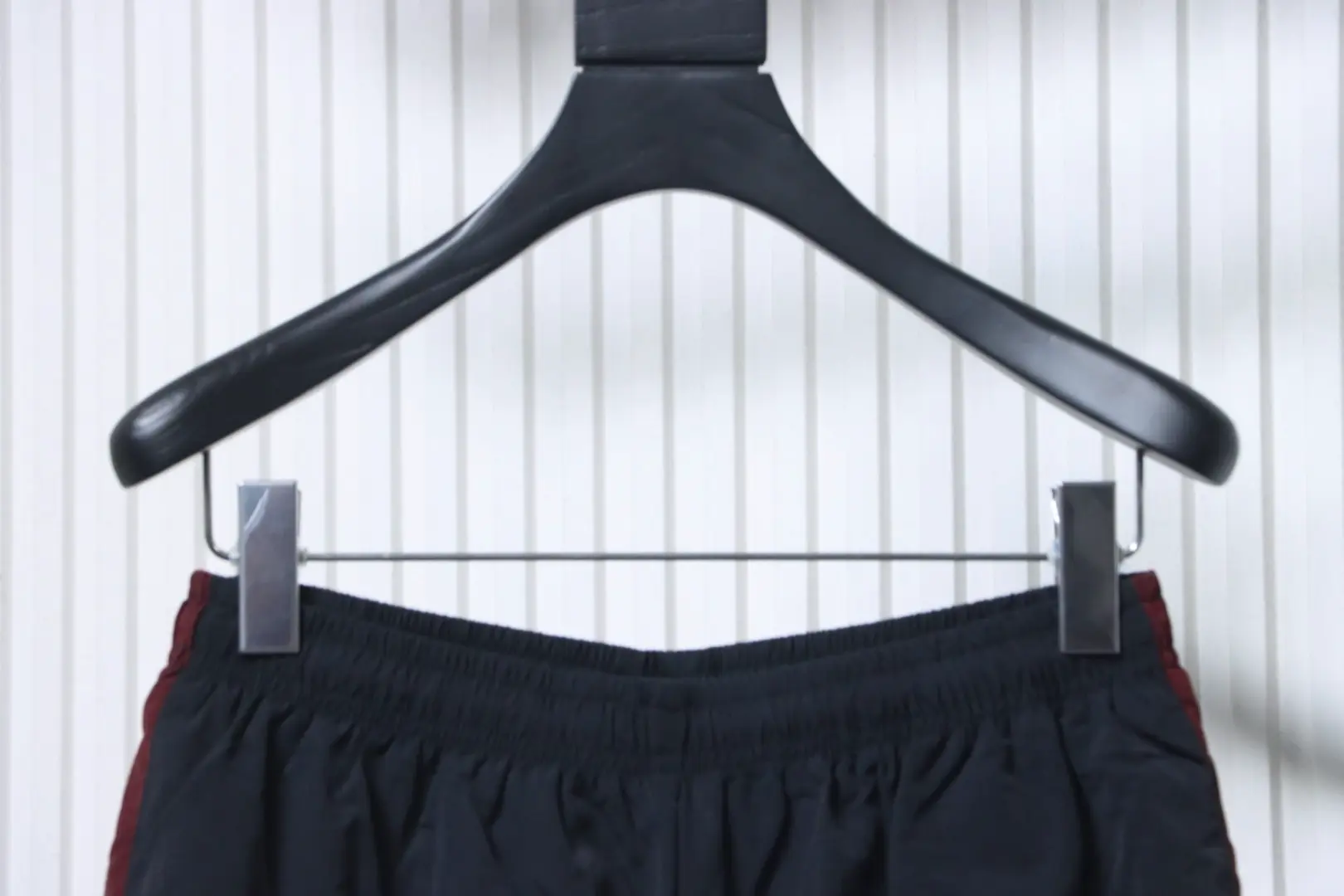 Balenciaga 3M schwarz-rote, bestickte Kapuzen-Sweatpants – Bild 3