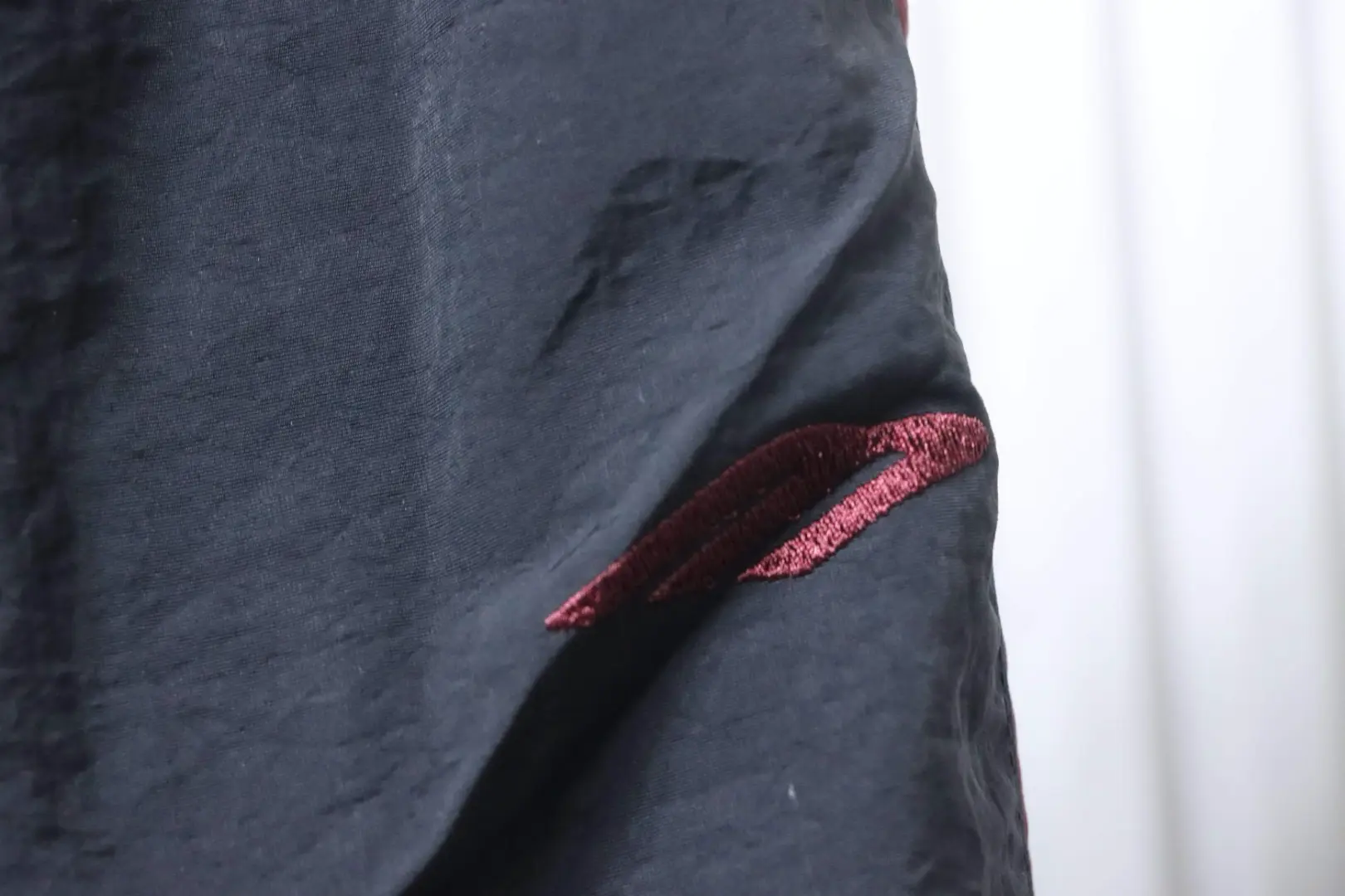 Balenciaga 3M schwarz-rote, bestickte Kapuzen-Sweatpants – Bild 7