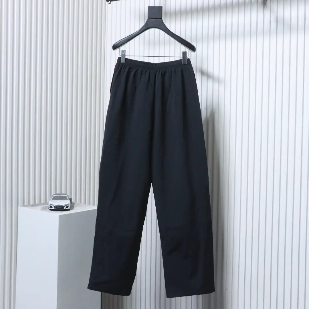 Balenciaga 3M schwarz-rote, bestickte Kapuzen-Sweatpants – Bild 2