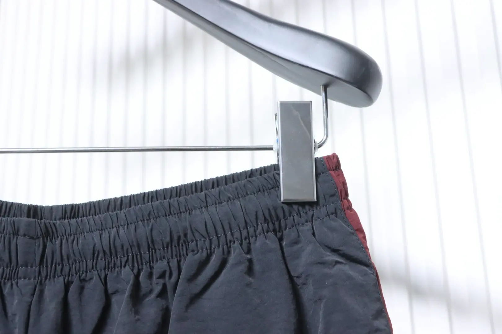 Balenciaga 3M schwarz-rote, bestickte Kapuzen-Sweatpants – Bild 5