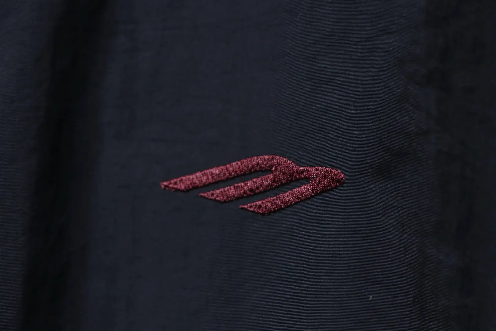 Balenciaga 3M schwarz-rote, bestickte Kapuzen-Trainingsjacke – Bild 7