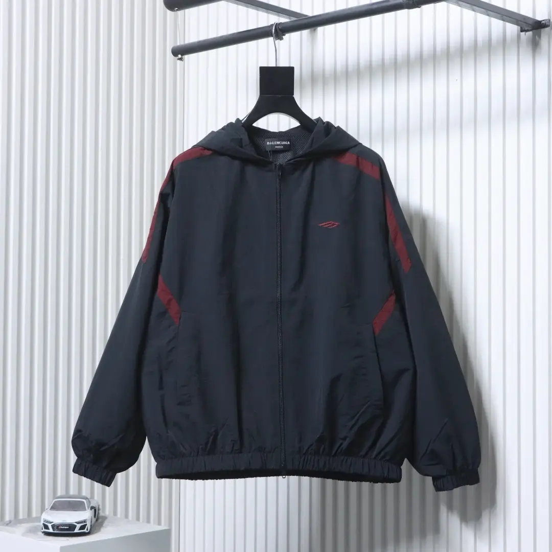 Balenciaga 3M schwarz-rote, bestickte Kapuzen-Trainingsjacke