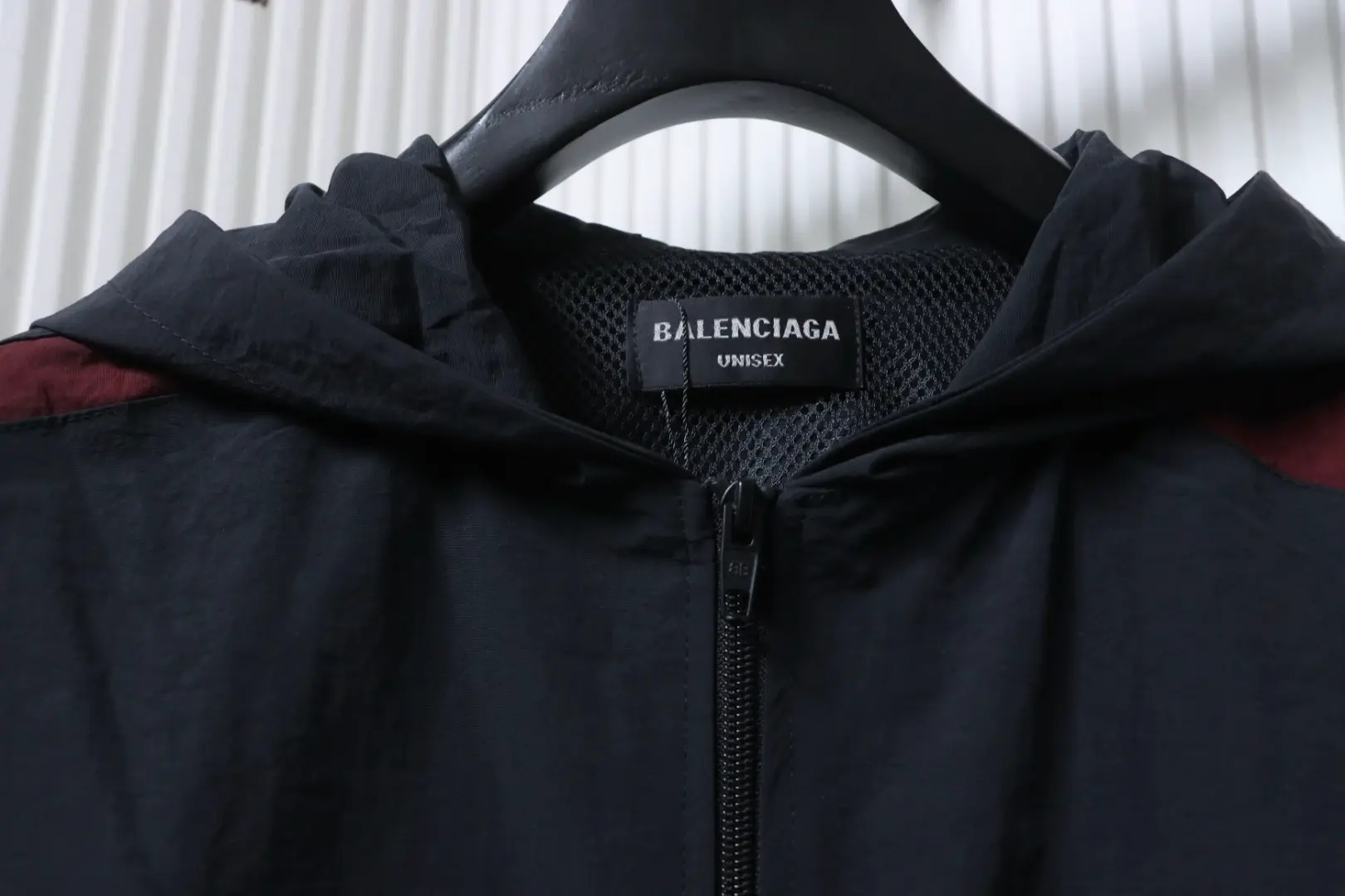 Balenciaga 3M schwarz-rote, bestickte Kapuzen-Trainingsjacke – Bild 5