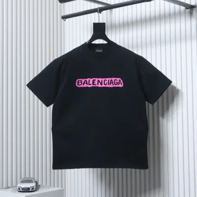 Balenciaga Kurzarm-T-Shirt im Distressed-Look mit Schloss- & Buchstaben-Graffiti-Print