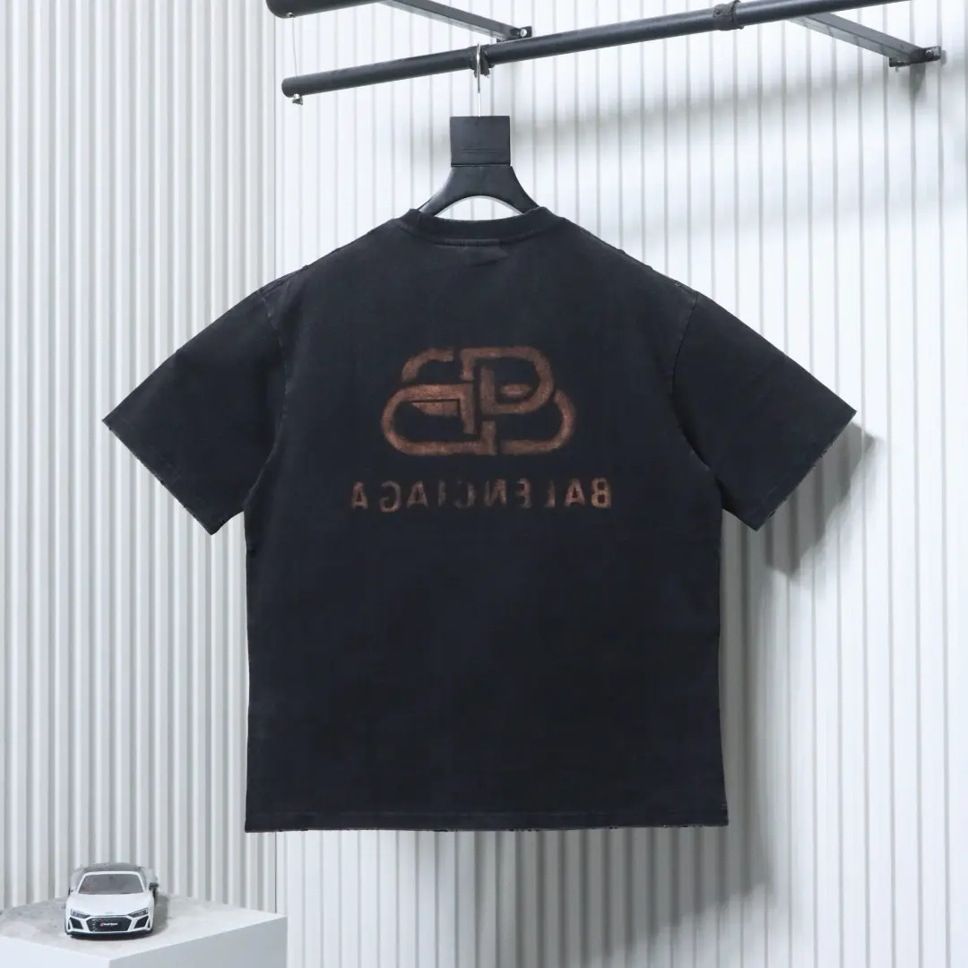 Balenciaga Kurzarm-T-Shirt mit Schneeflockenmuster, Rissen und Schlossprint aus schwerem Material – Bild 2