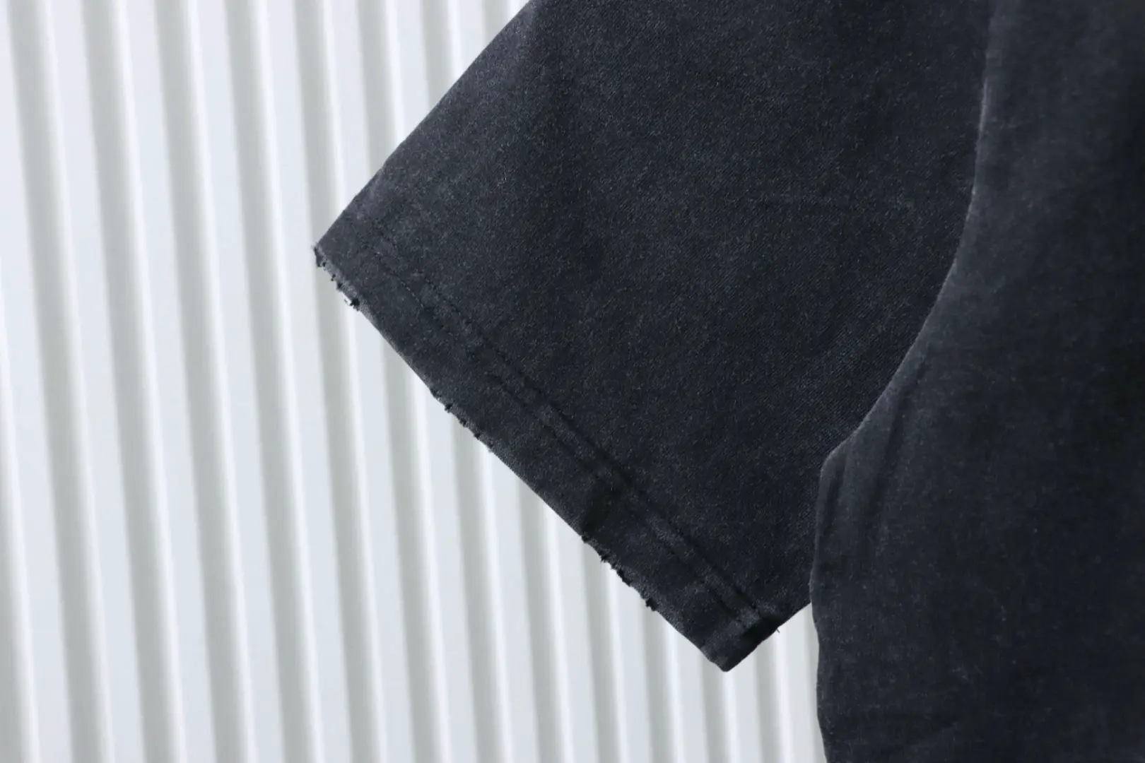 Balenciaga Kurzarm-T-Shirt mit Schneeflockenmuster, Rissen und Schlossprint aus schwerem Material – Bild 5