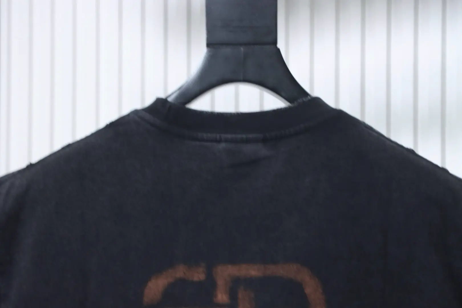 Balenciaga Kurzarm-T-Shirt mit Schneeflockenmuster, Rissen und Schlossprint aus schwerem Material – Bild 4