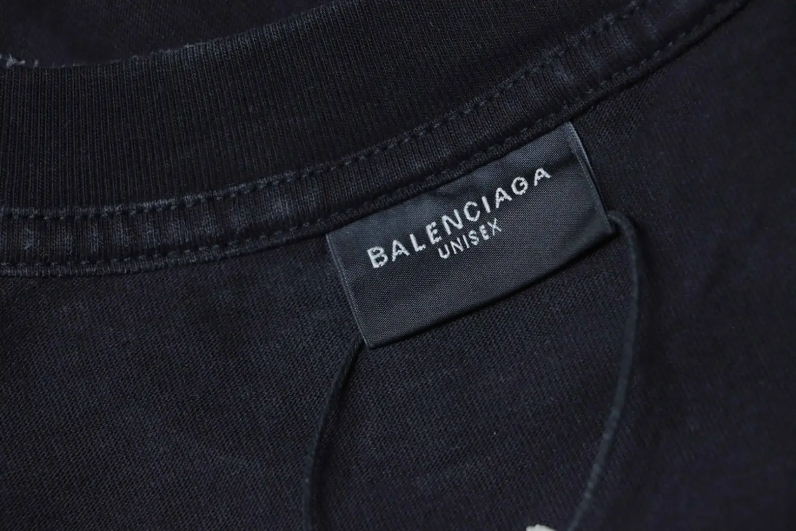 Balenciaga Kurzarm-T-Shirt mit Schneeflockenmuster, Rissen und Schlossprint aus schwerem Material – Bild 7