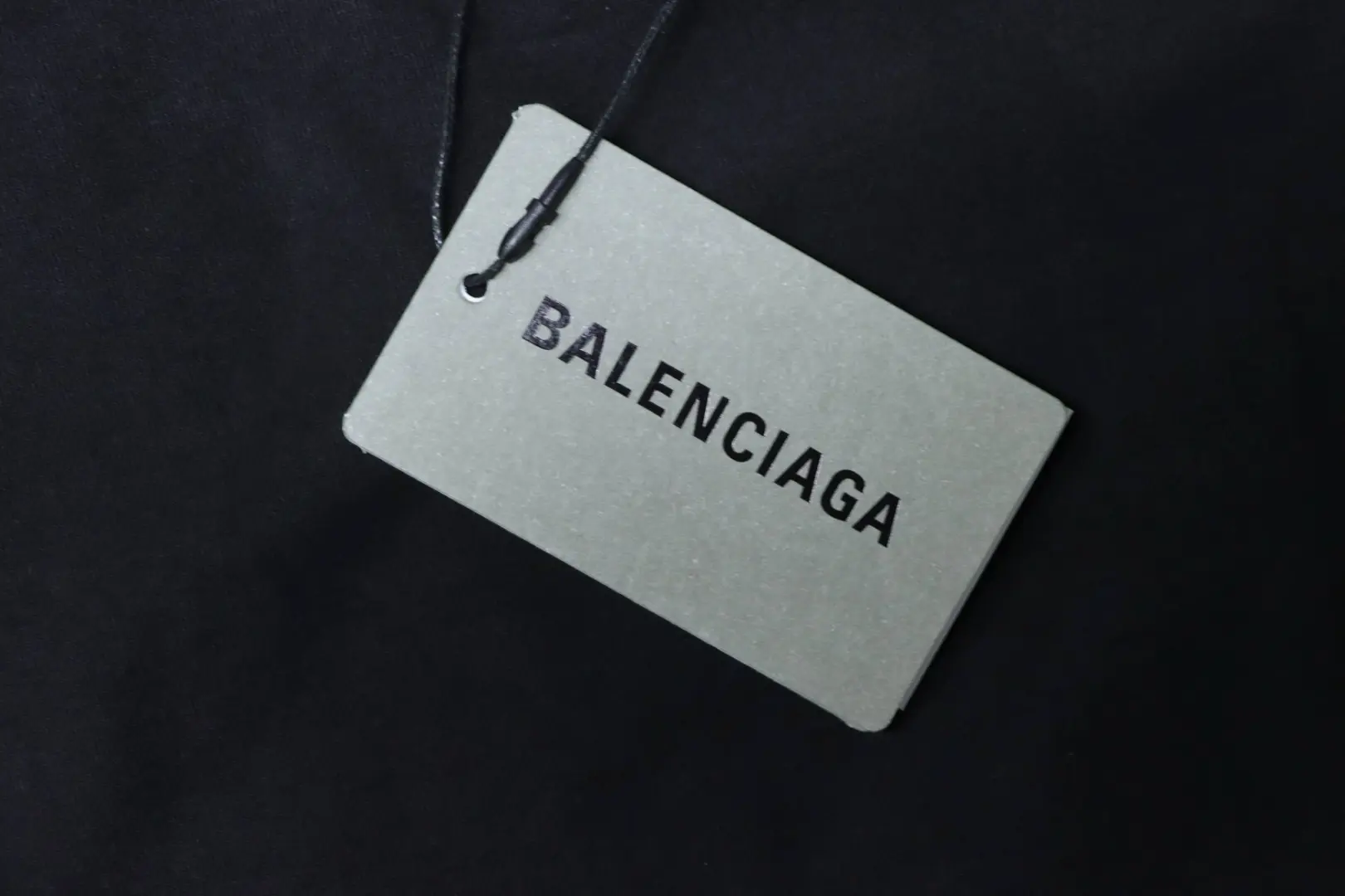 Balenciaga Kurzarm-T-Shirt mit Schneeflockenmuster, Rissen und Schlossprint aus schwerem Material – Bild 10
