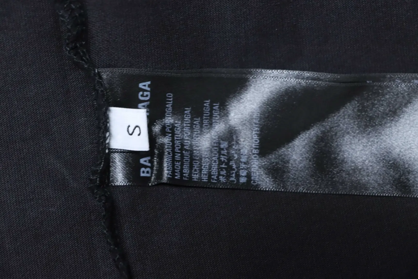 Balenciaga Kurzarm-T-Shirt mit Schneeflockenmuster, Rissen und Schlossprint aus schwerem Material – Bild 9