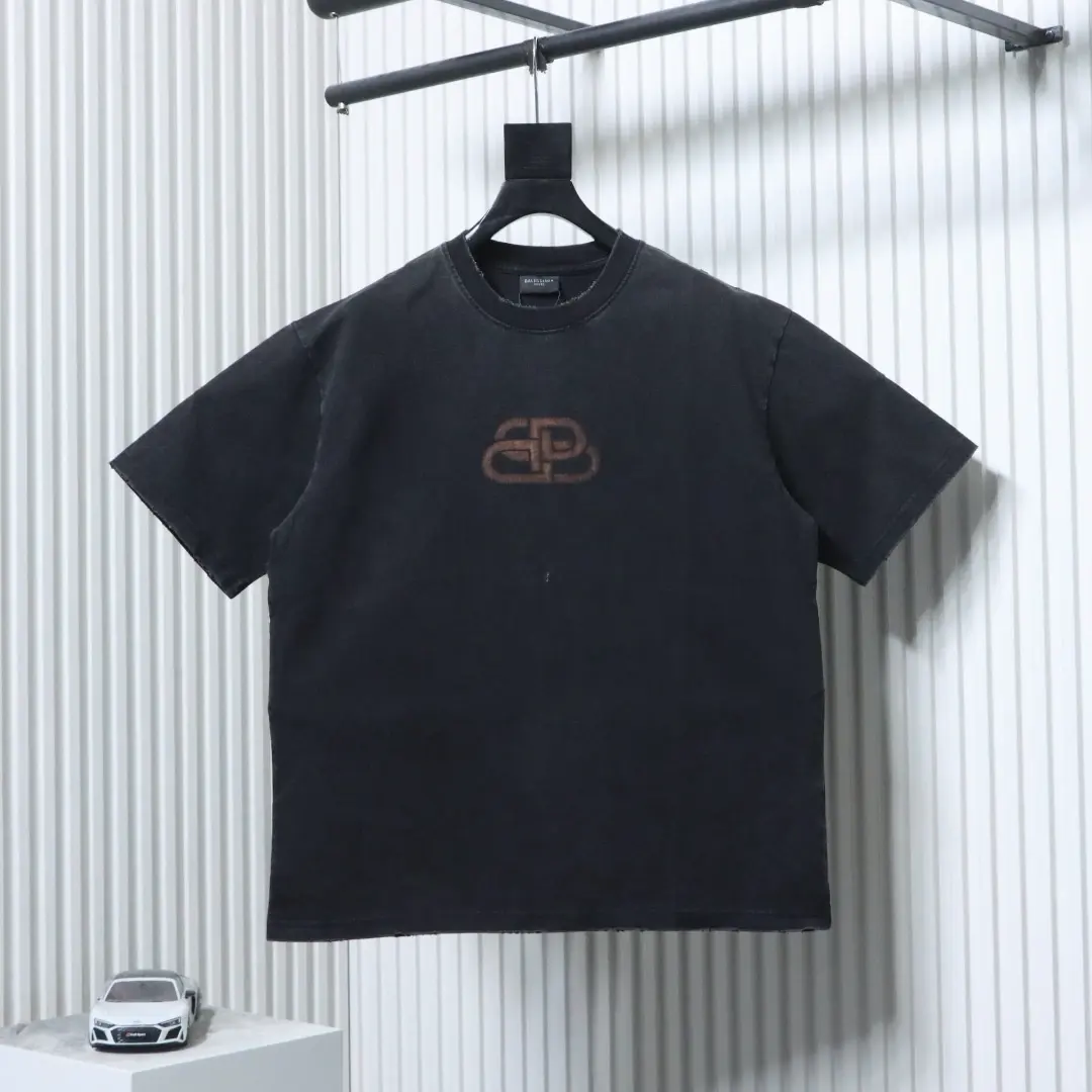 Balenciaga Kurzarm-T-Shirt mit Schneeflockenmuster, Rissen und Schlossprint aus schwerem Material