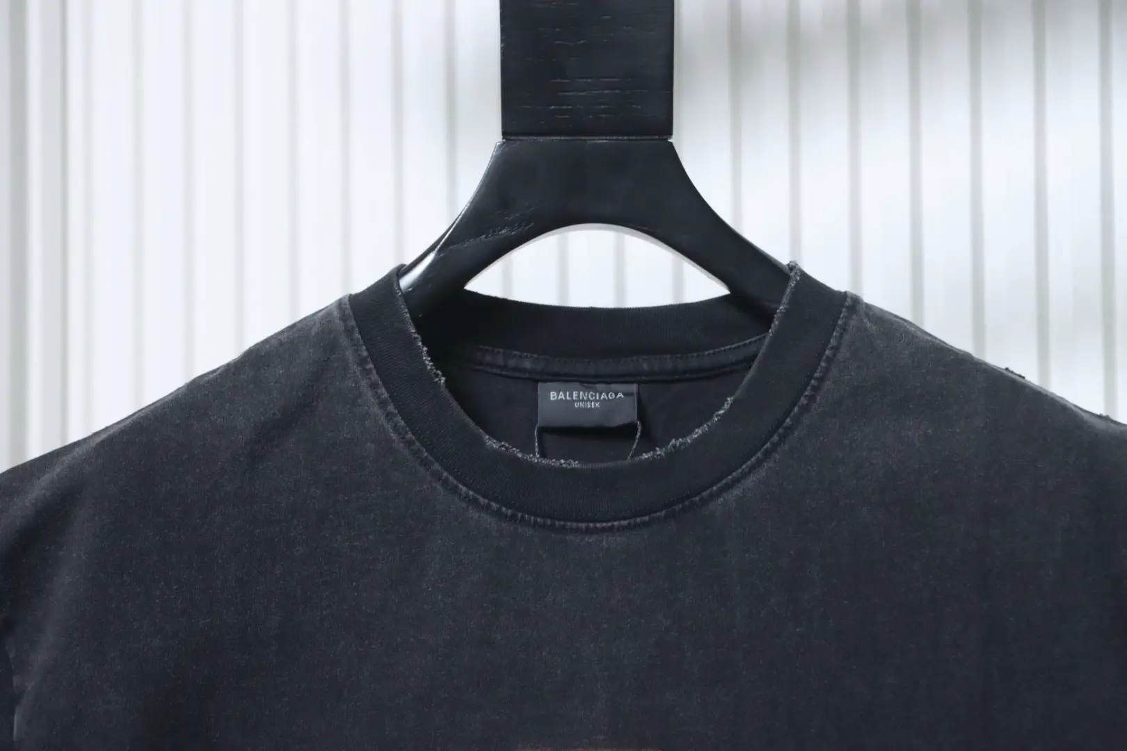 Balenciaga Kurzarm-T-Shirt mit Schneeflockenmuster, Rissen und Schlossprint aus schwerem Material – Bild 3