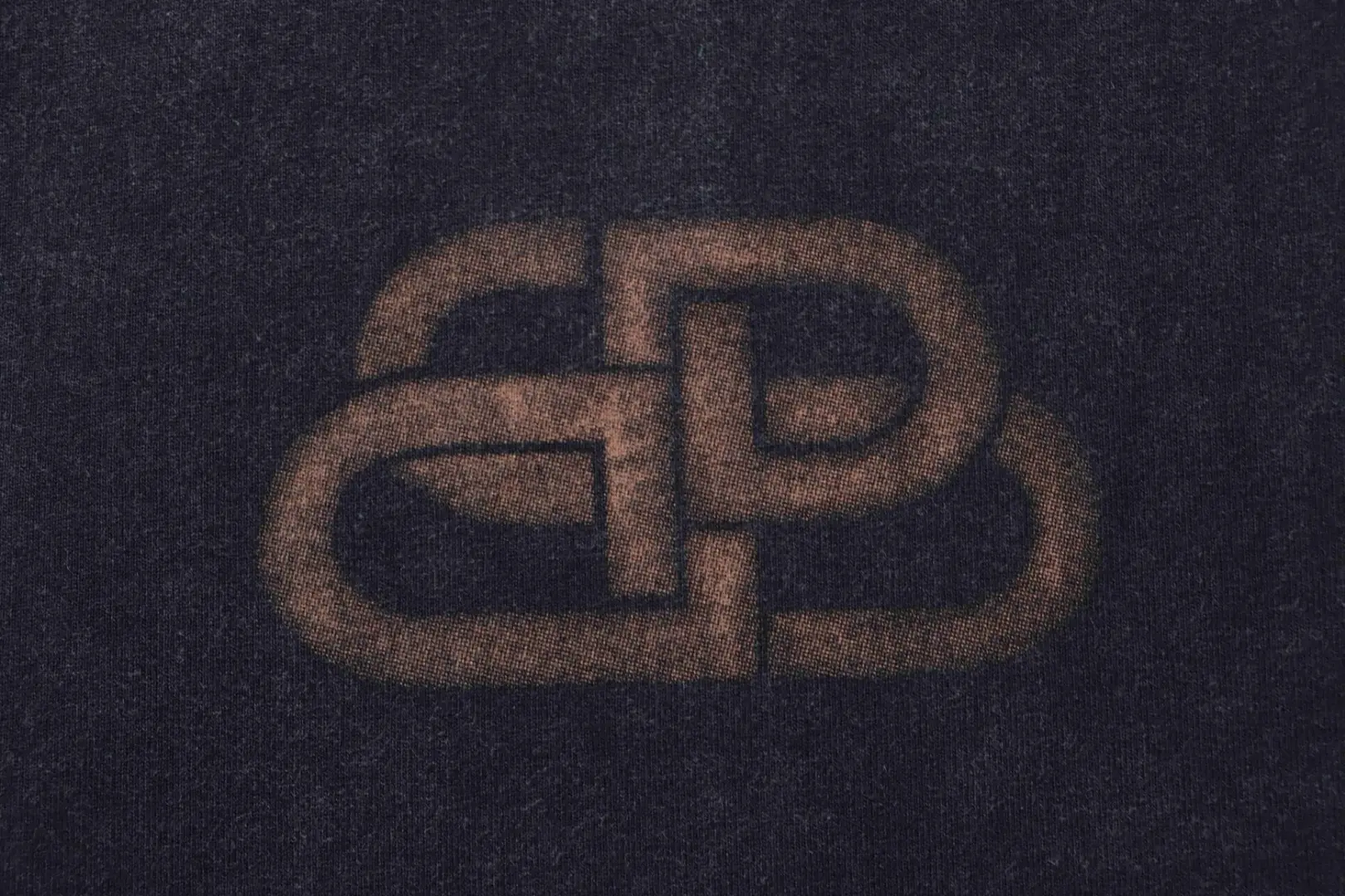 Balenciaga Kurzarm-T-Shirt mit Schneeflockenmuster, Rissen und Schlossprint aus schwerem Material – Bild 8