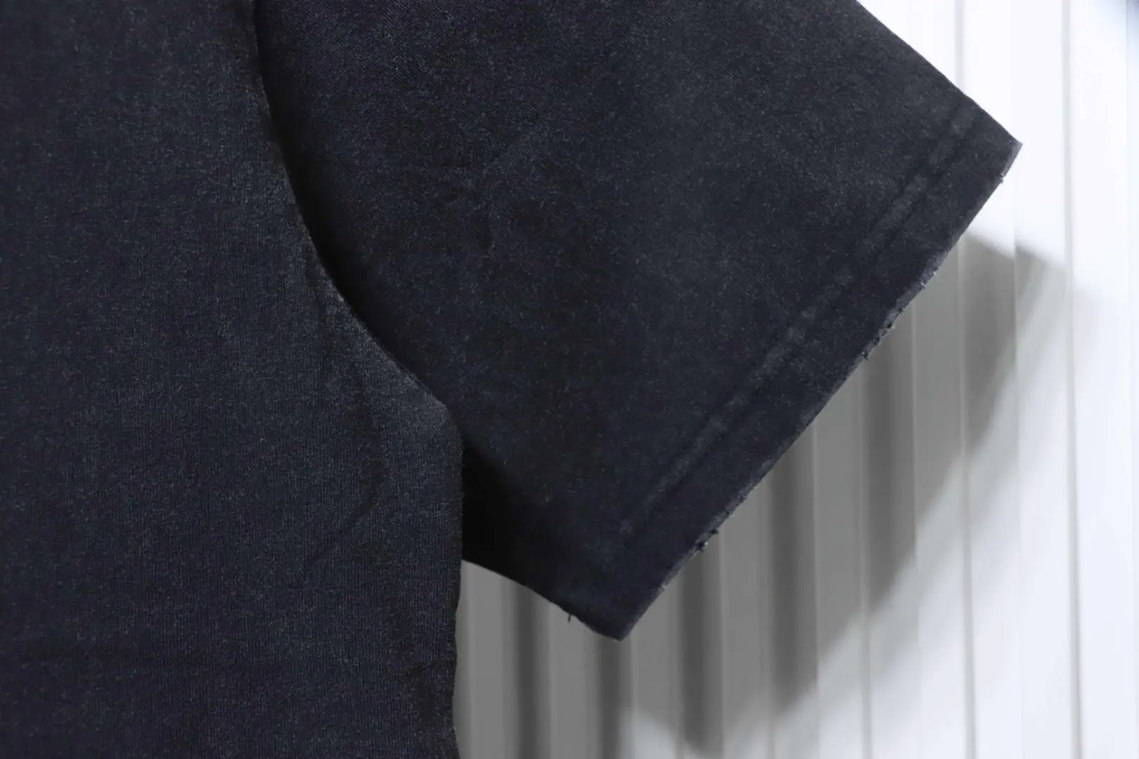 Balenciaga Kurzarm-T-Shirt mit Schneeflockenmuster, Rissen und Schlossprint aus schwerem Material – Bild 6