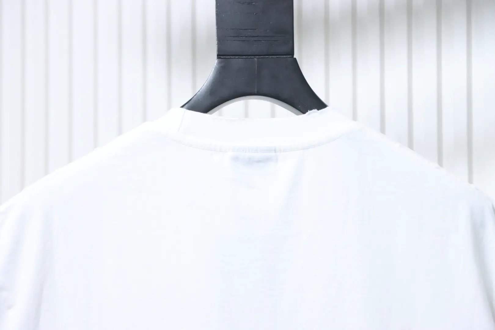 Balenciaga Kurzarm-T-Shirt mit gesticktem 3D-Doppel-B-Logo im Tintenstrahldruckverfahren und Rissen – Bild 4