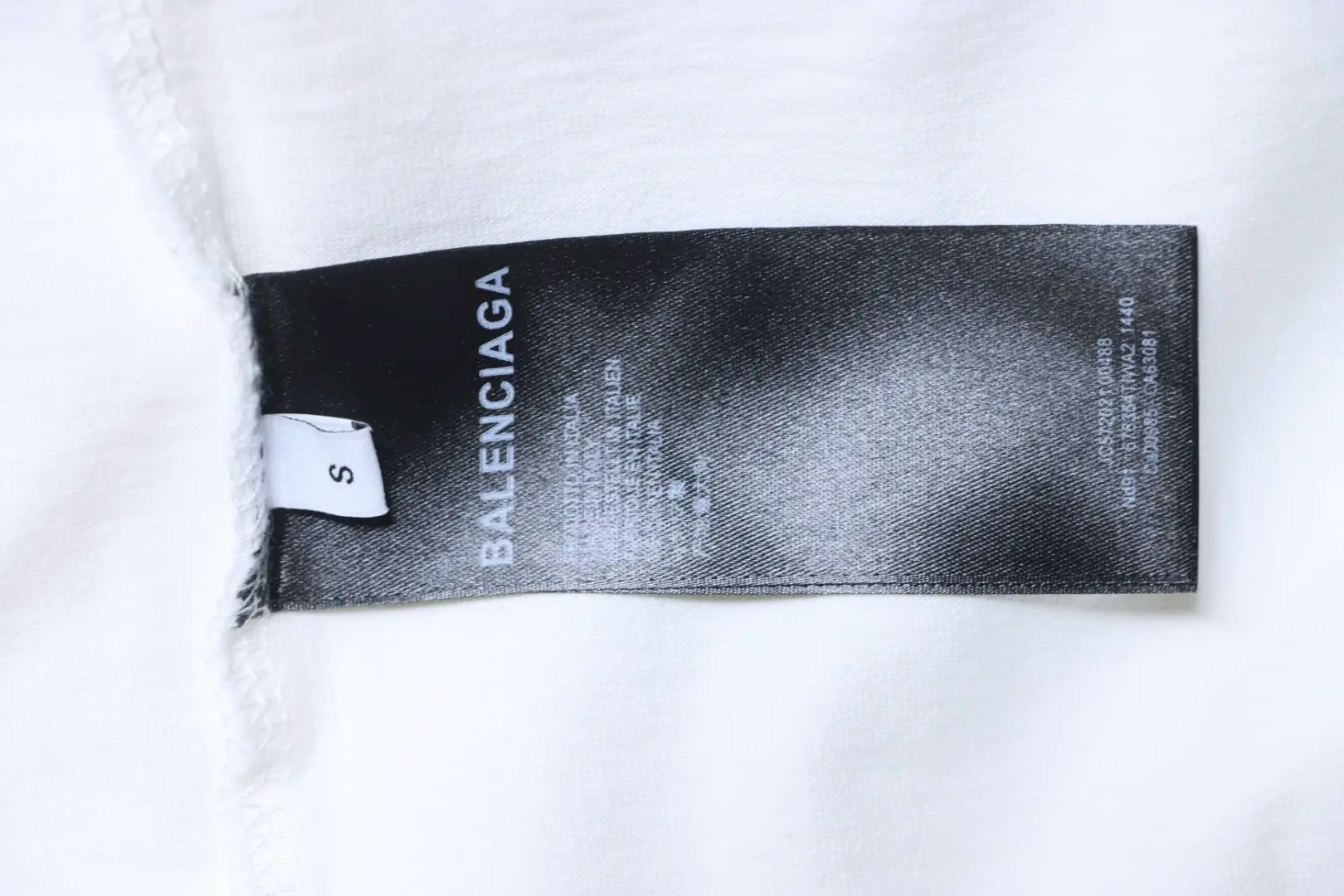 Balenciaga Kurzarm-T-Shirt mit gesticktem 3D-Doppel-B-Logo im Tintenstrahldruckverfahren und Rissen – Bild 9