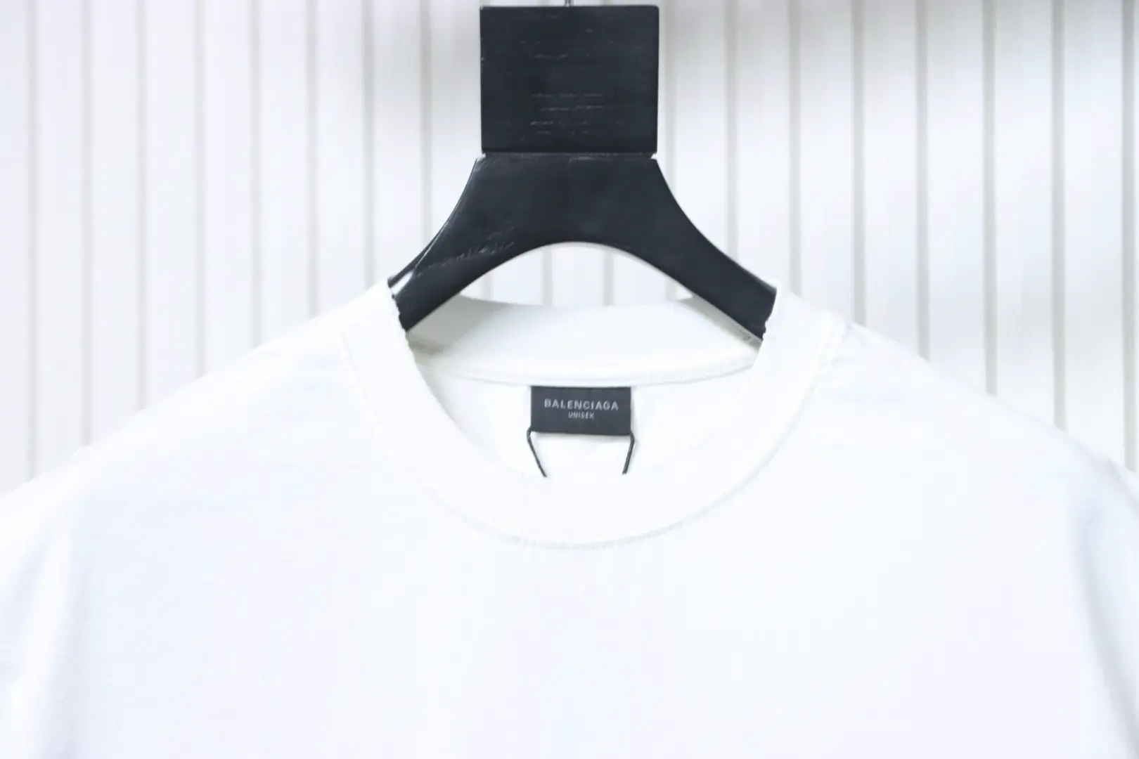 Balenciaga Kurzarm-T-Shirt mit gesticktem 3D-Doppel-B-Logo im Tintenstrahldruckverfahren und Rissen – Bild 3