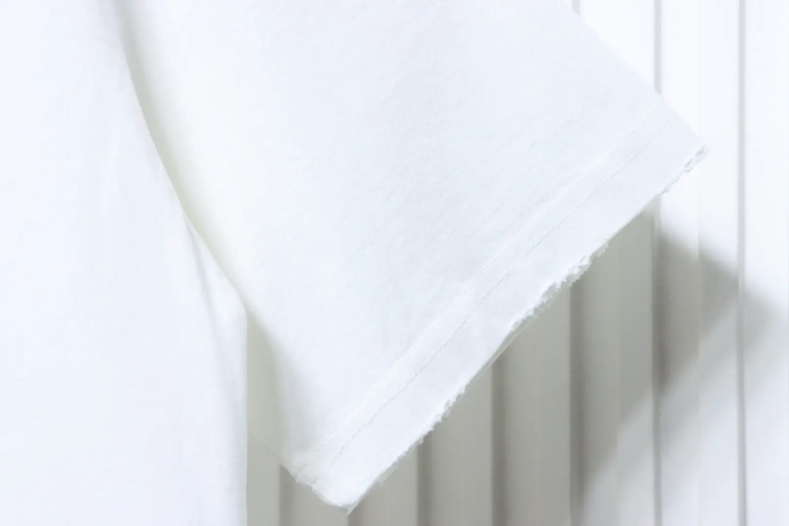 Balenciaga Kurzarm-T-Shirt mit gesticktem 3D-Doppel-B-Logo im Tintenstrahldruckverfahren und Rissen – Bild 5