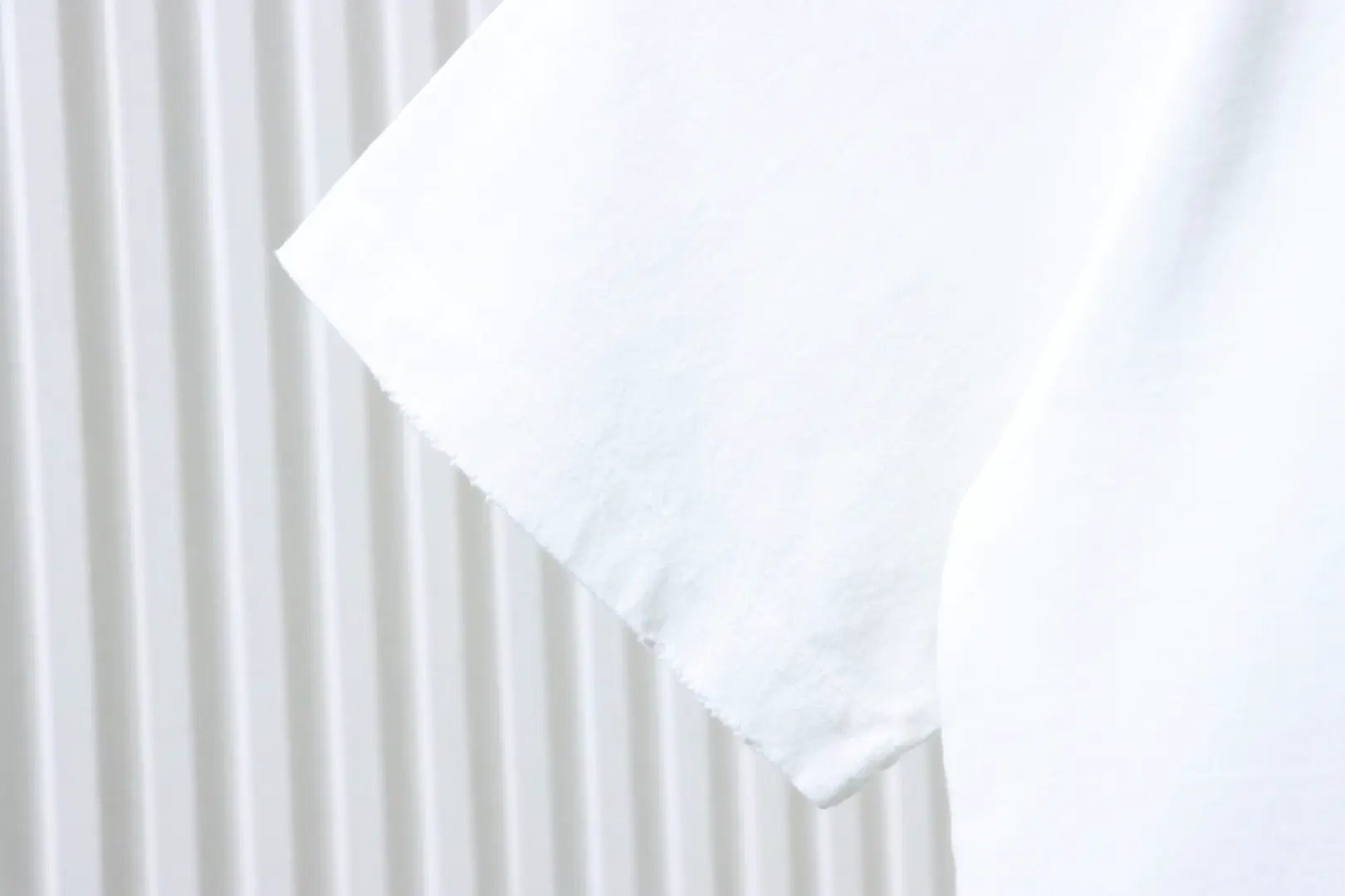 Balenciaga Kurzarm-T-Shirt mit gesticktem 3D-Doppel-B-Logo im Tintenstrahldruckverfahren und Rissen – Bild 6