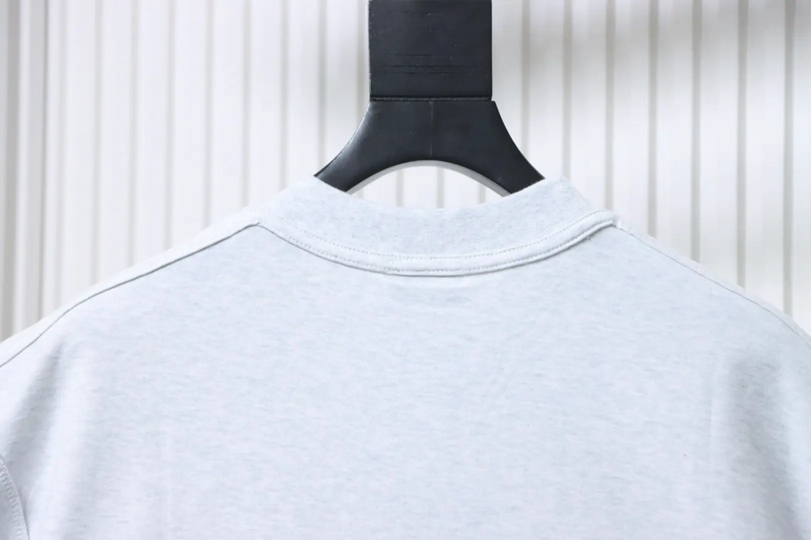 Balenciaga Overlapping Inverted-Letter Embroidered Short-Sleeve T-Shirt – Bild 4