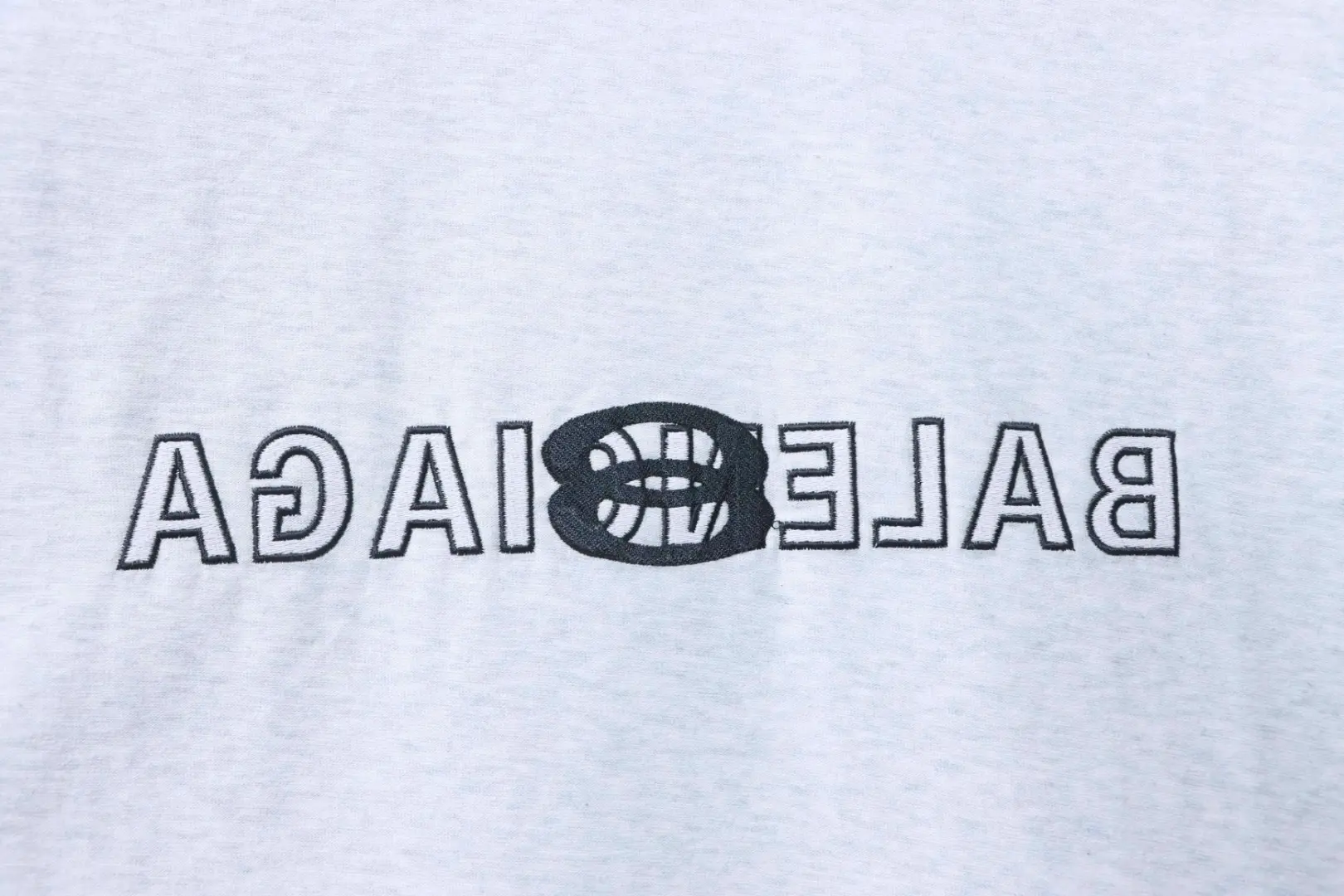 Balenciaga Overlapping Inverted-Letter Embroidered Short-Sleeve T-Shirt – Bild 5