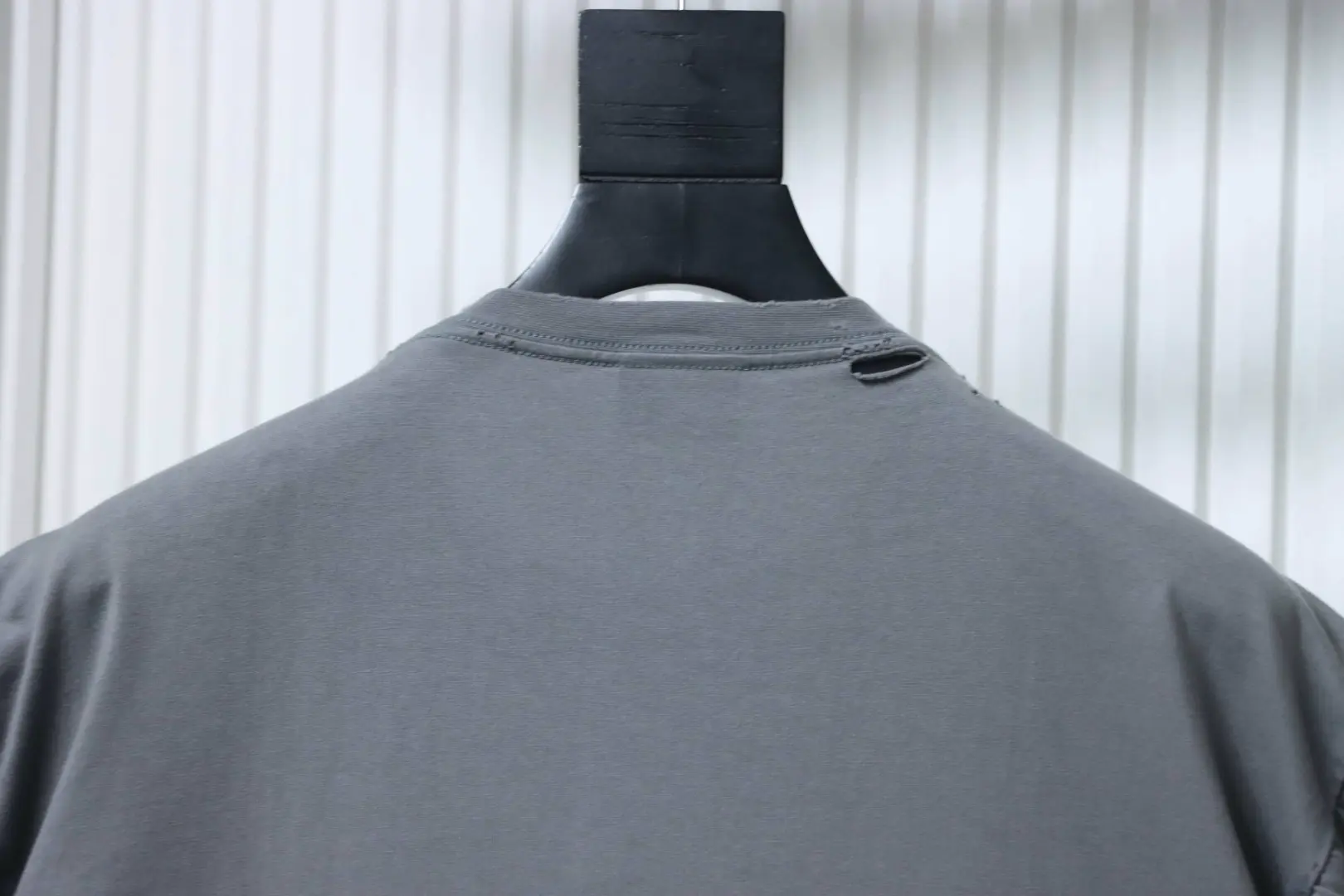 Balenciaga „Human“ T-Shirt mit kurzen Ärmeln – Bild 4