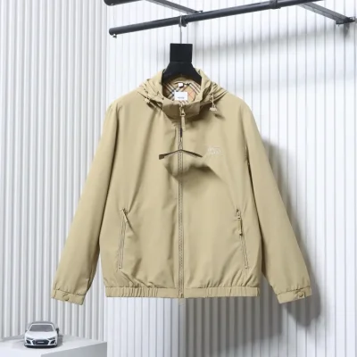 Bestickte Kapuzenjacke mit Kriegspferd-Motiv