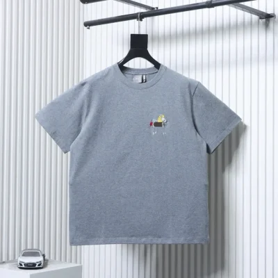 Besticktes Kurzarmshirt mit Pferdemotiv und Jahreszahl