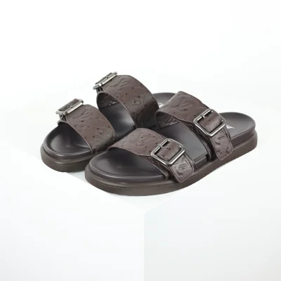 Braune Herren-Sandalen aus geprägtem Leder mit runder Zehenpartie und Schnalle