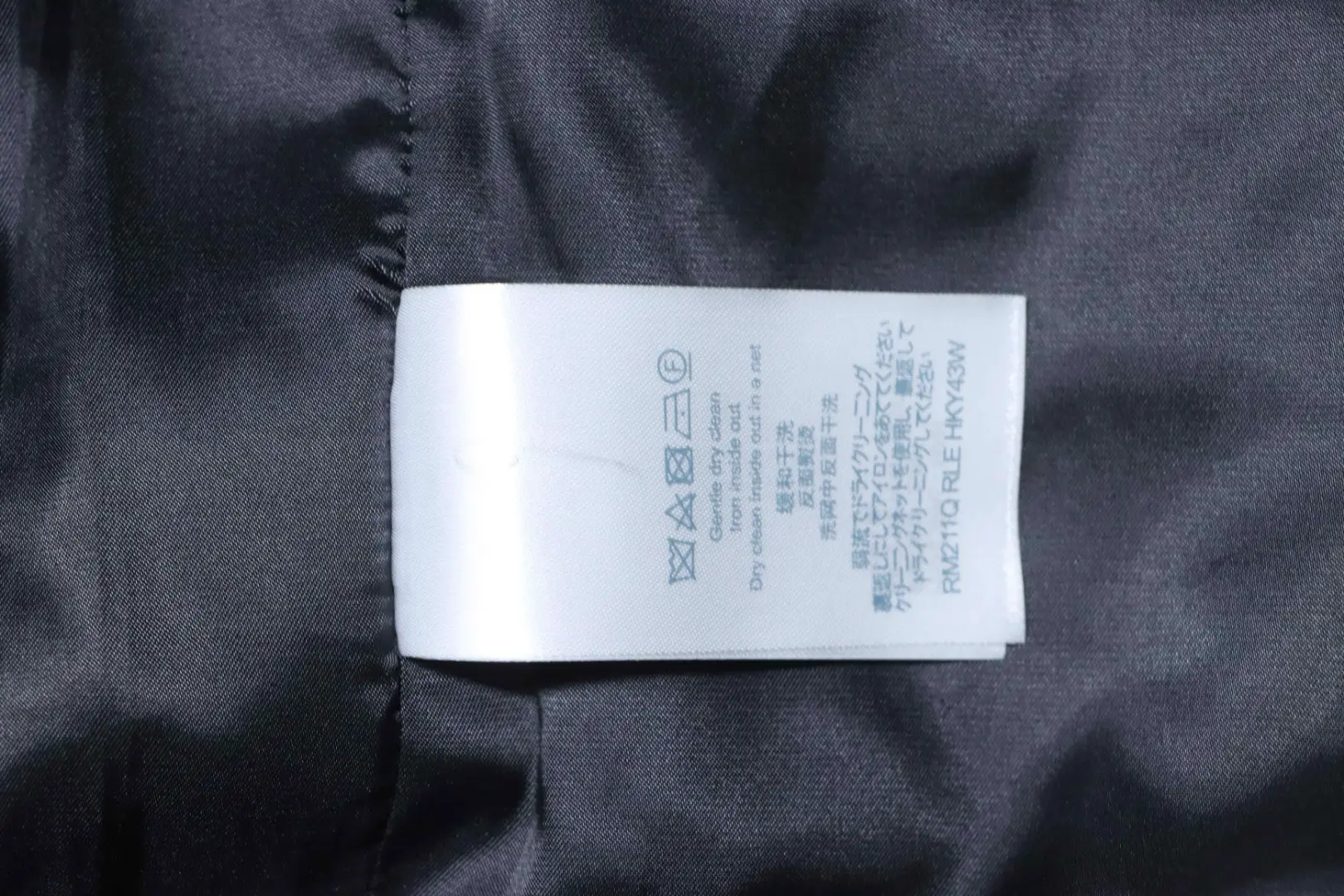 Eine leichte Kapuzenjacke mit Monogramm-Print und Patchwork-Ärmeln – Bild 9