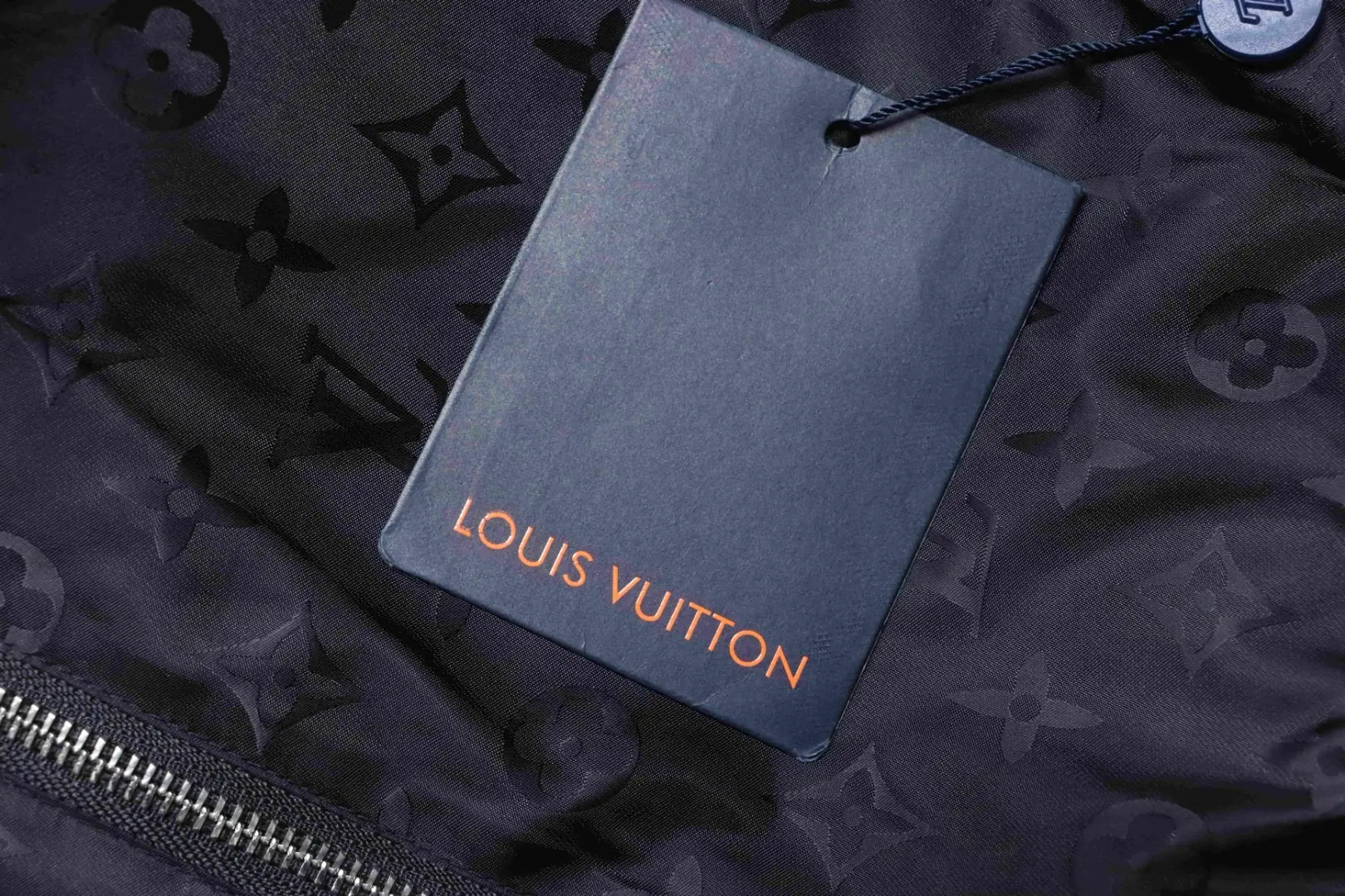 Eine leichte Kapuzenjacke mit Monogramm-Print und Patchwork-Ärmeln – Bild 10