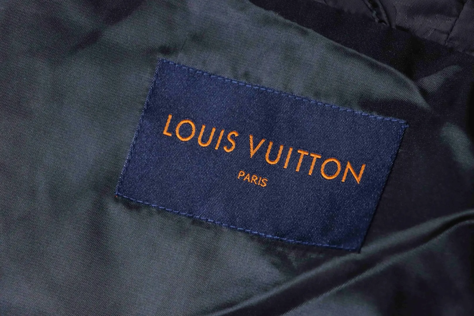 Eine leichte Kapuzenjacke mit Monogramm-Print und Patchwork-Ärmeln – Bild 11