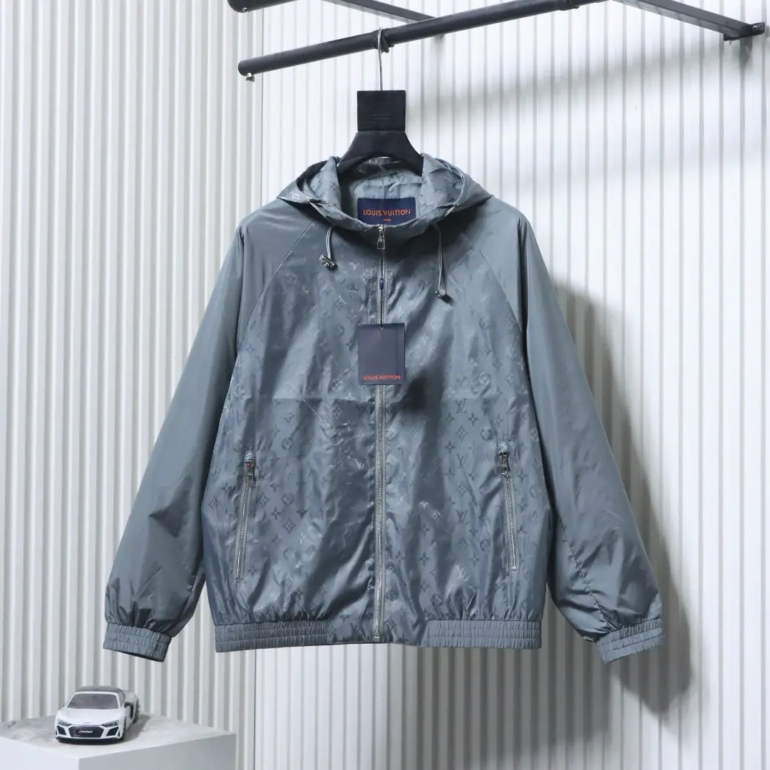 Eine leichte Kapuzenjacke mit Monogramm-Print und Patchwork-Ärmeln – Bild 12