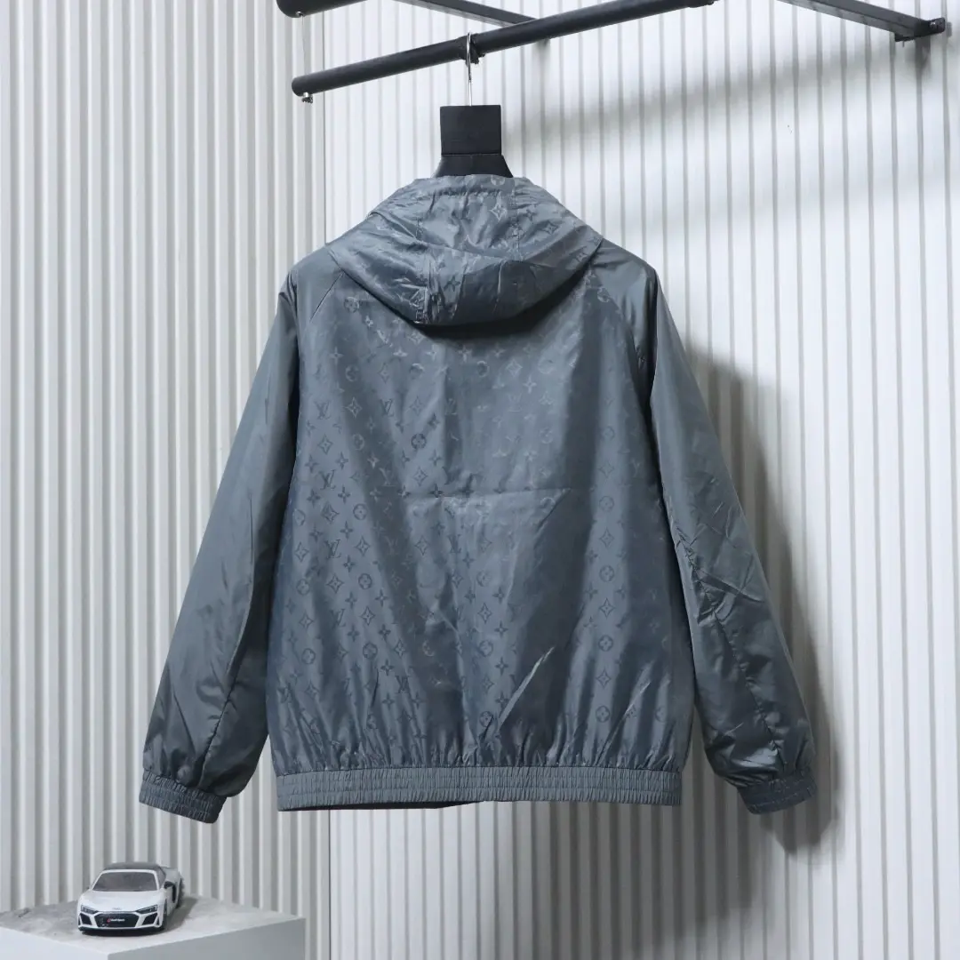 Eine leichte Kapuzenjacke mit Monogramm-Print und Patchwork-Ärmeln – Bild 13