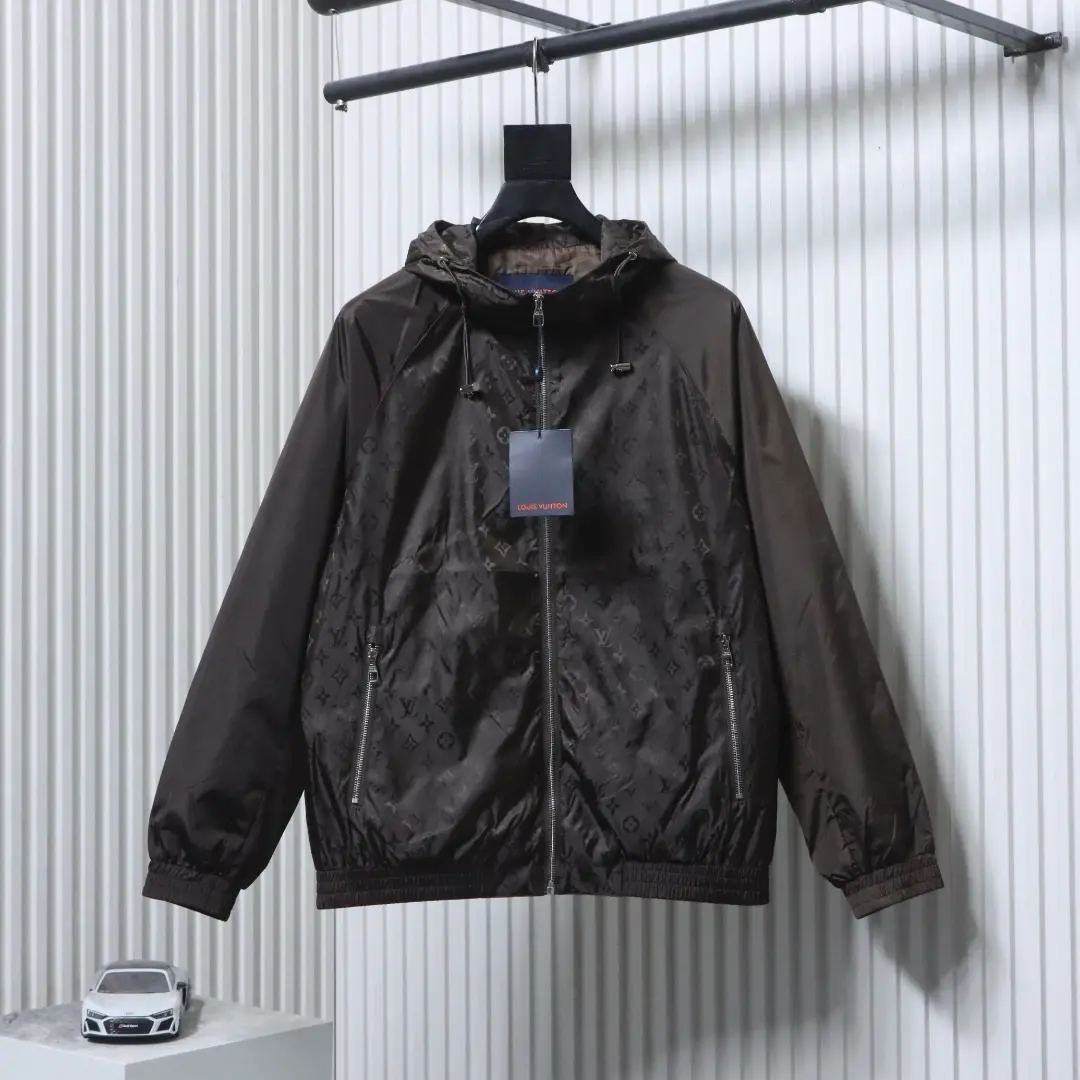 Eine leichte Kapuzenjacke mit Monogramm-Print und Patchwork-Ärmeln – Bild 14