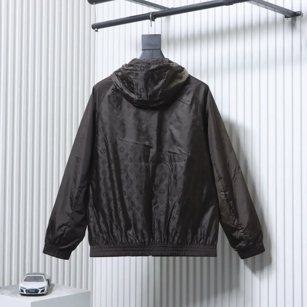 Eine leichte Kapuzenjacke mit Monogramm-Print und Patchwork-Ärmeln – Bild 15