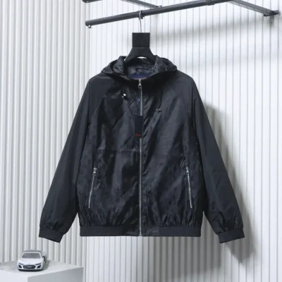 Eine leichte Kapuzenjacke mit Monogramm-Print und Patchwork-Ärmeln