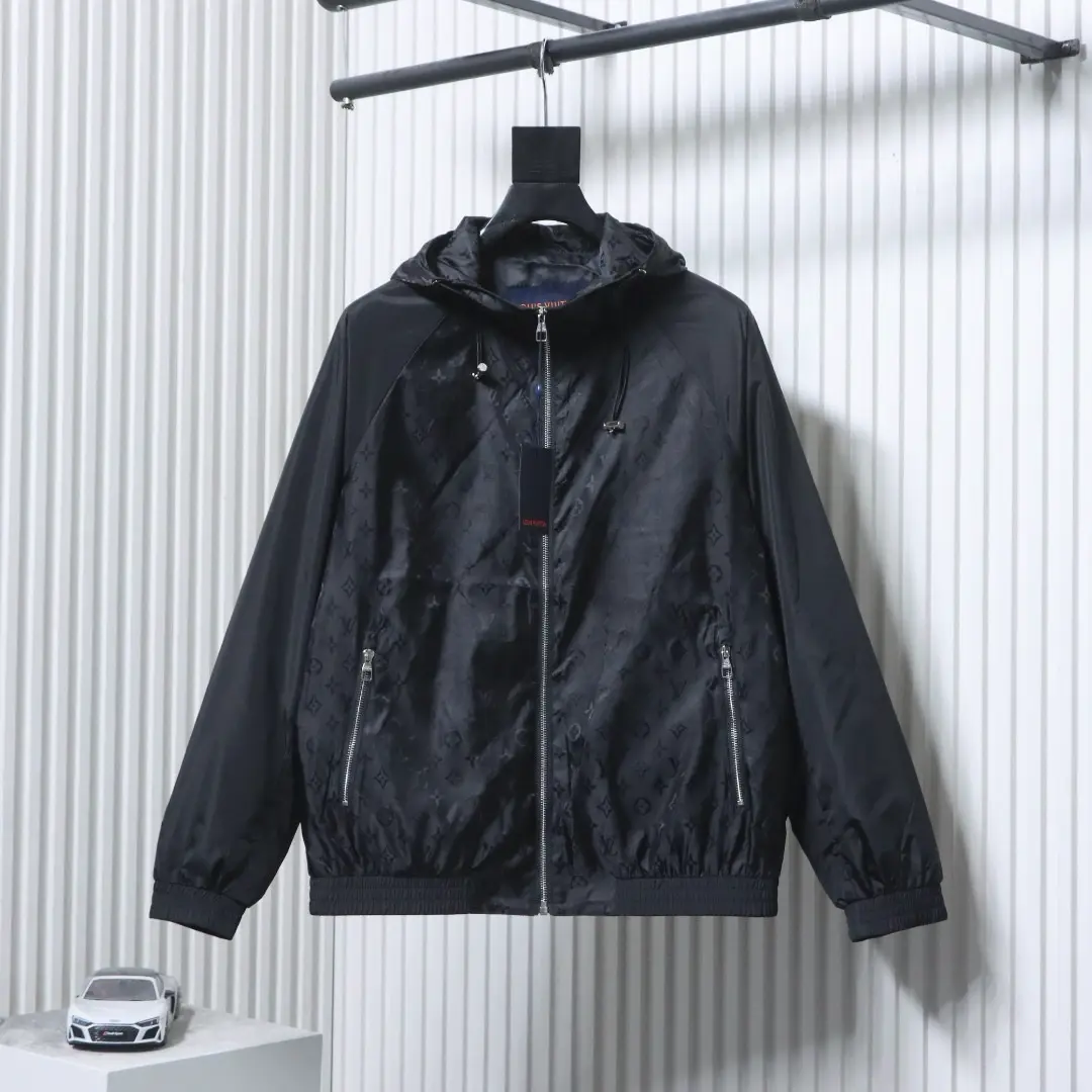 Eine leichte Kapuzenjacke mit Monogramm-Print und Patchwork-Ärmeln