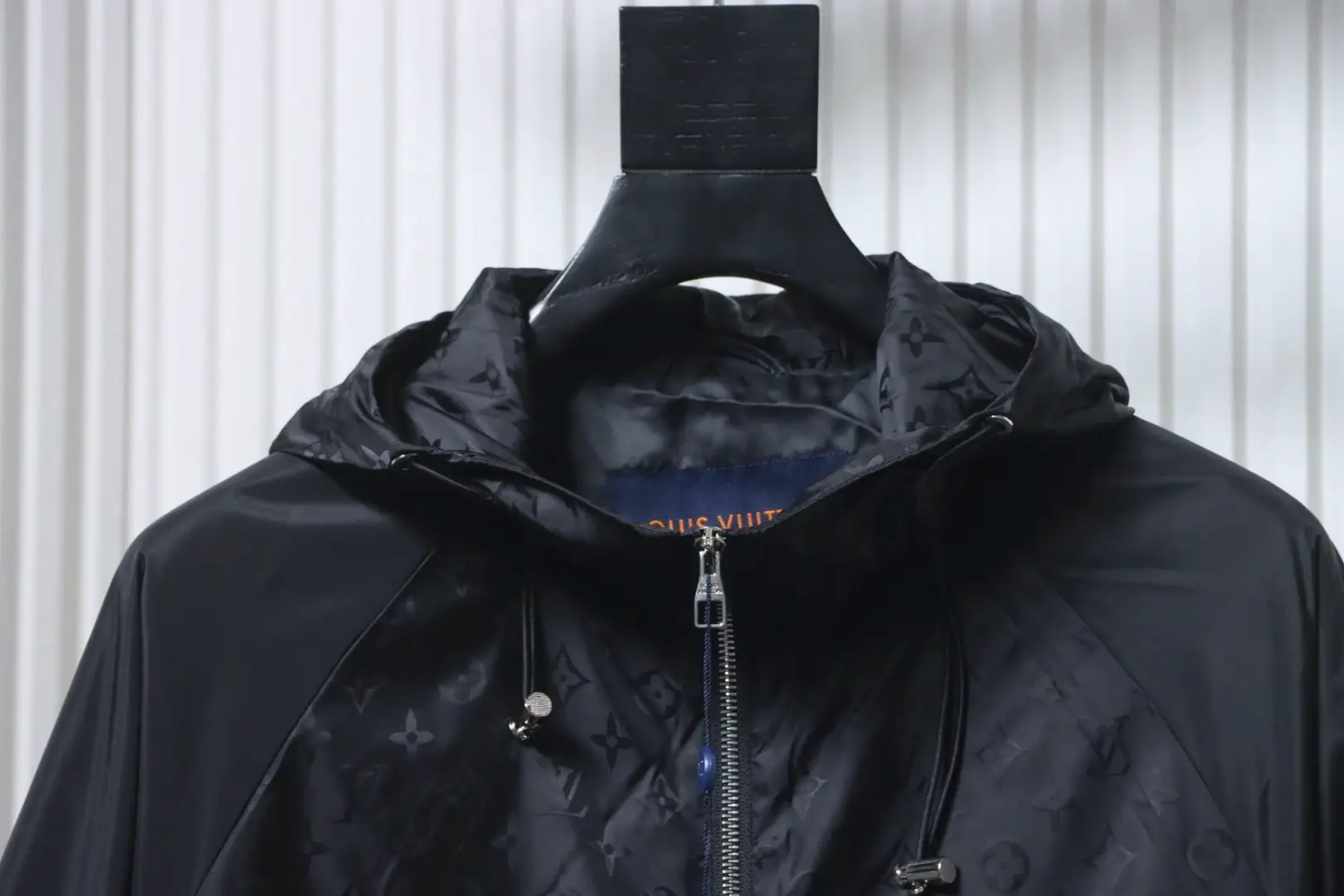 Eine leichte Kapuzenjacke mit Monogramm-Print und Patchwork-Ärmeln – Bild 3