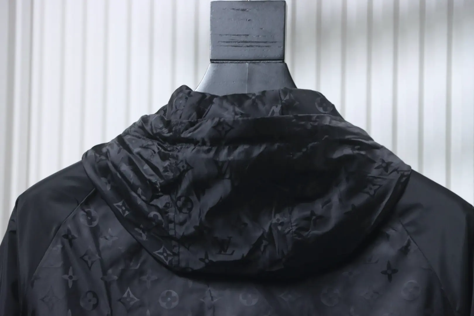 Eine leichte Kapuzenjacke mit Monogramm-Print und Patchwork-Ärmeln – Bild 4