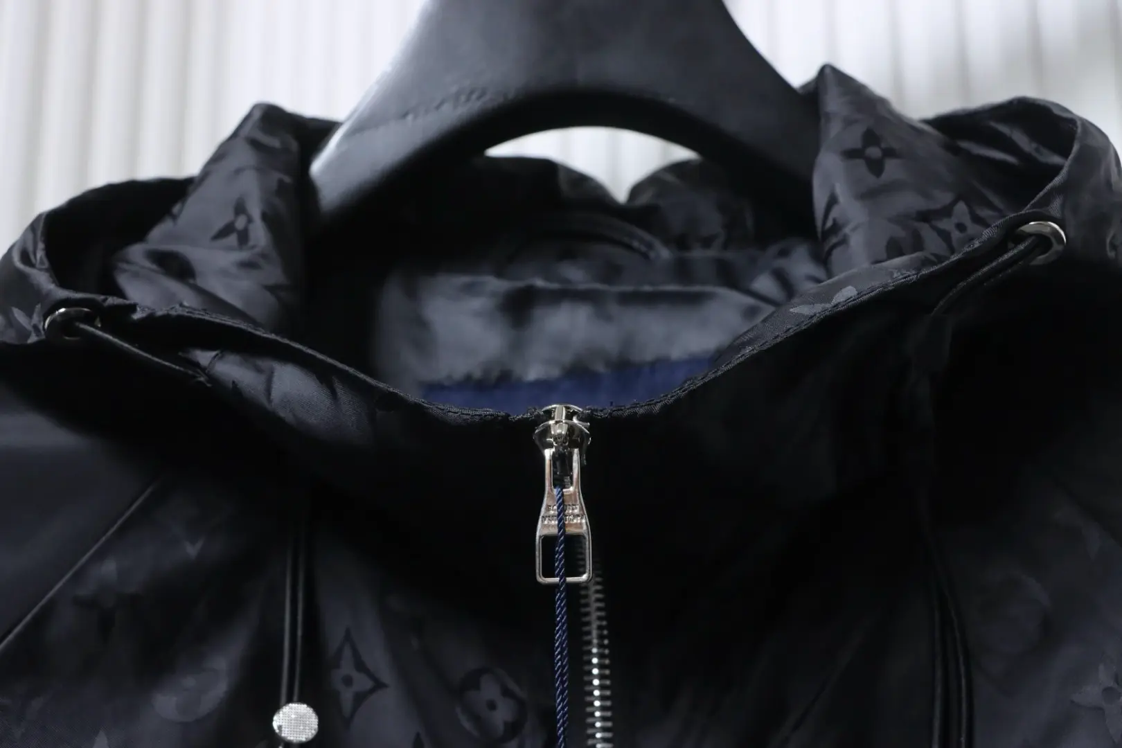 Eine leichte Kapuzenjacke mit Monogramm-Print und Patchwork-Ärmeln – Bild 5