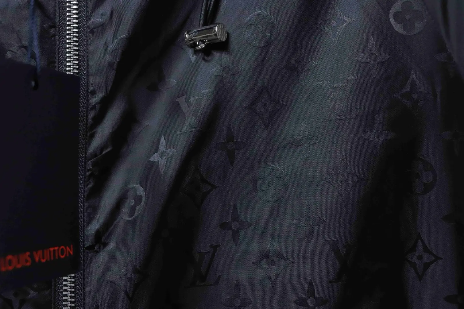 Eine leichte Kapuzenjacke mit Monogramm-Print und Patchwork-Ärmeln – Bild 6