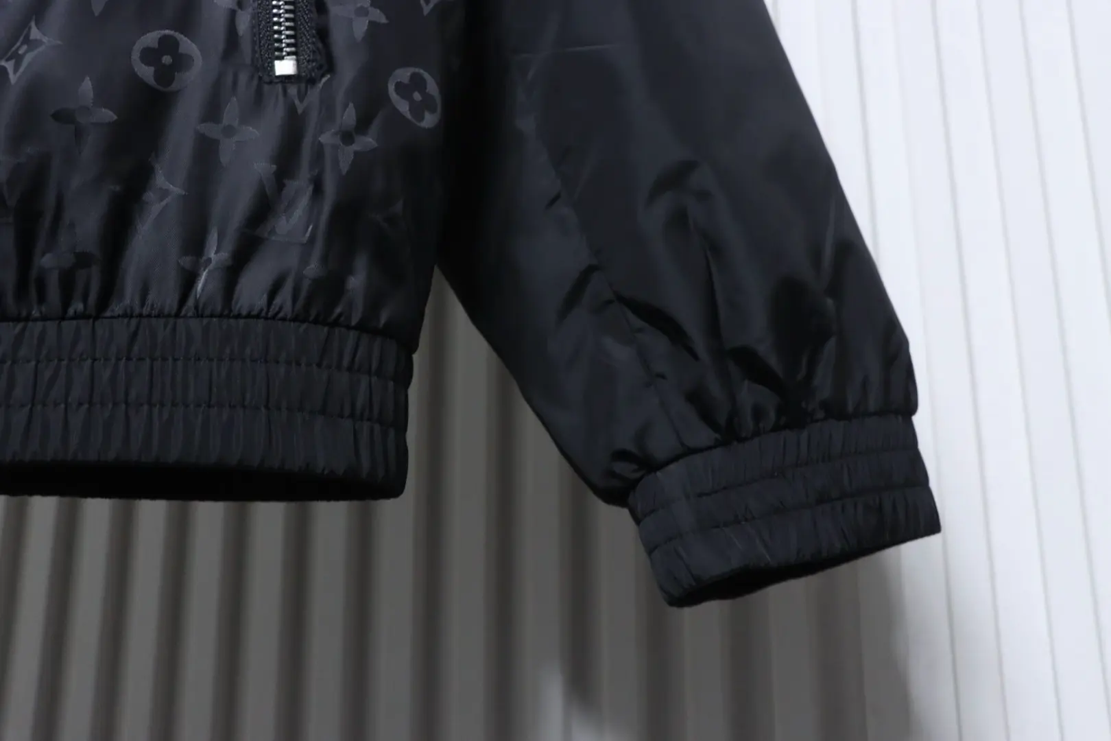 Eine leichte Kapuzenjacke mit Monogramm-Print und Patchwork-Ärmeln – Bild 7