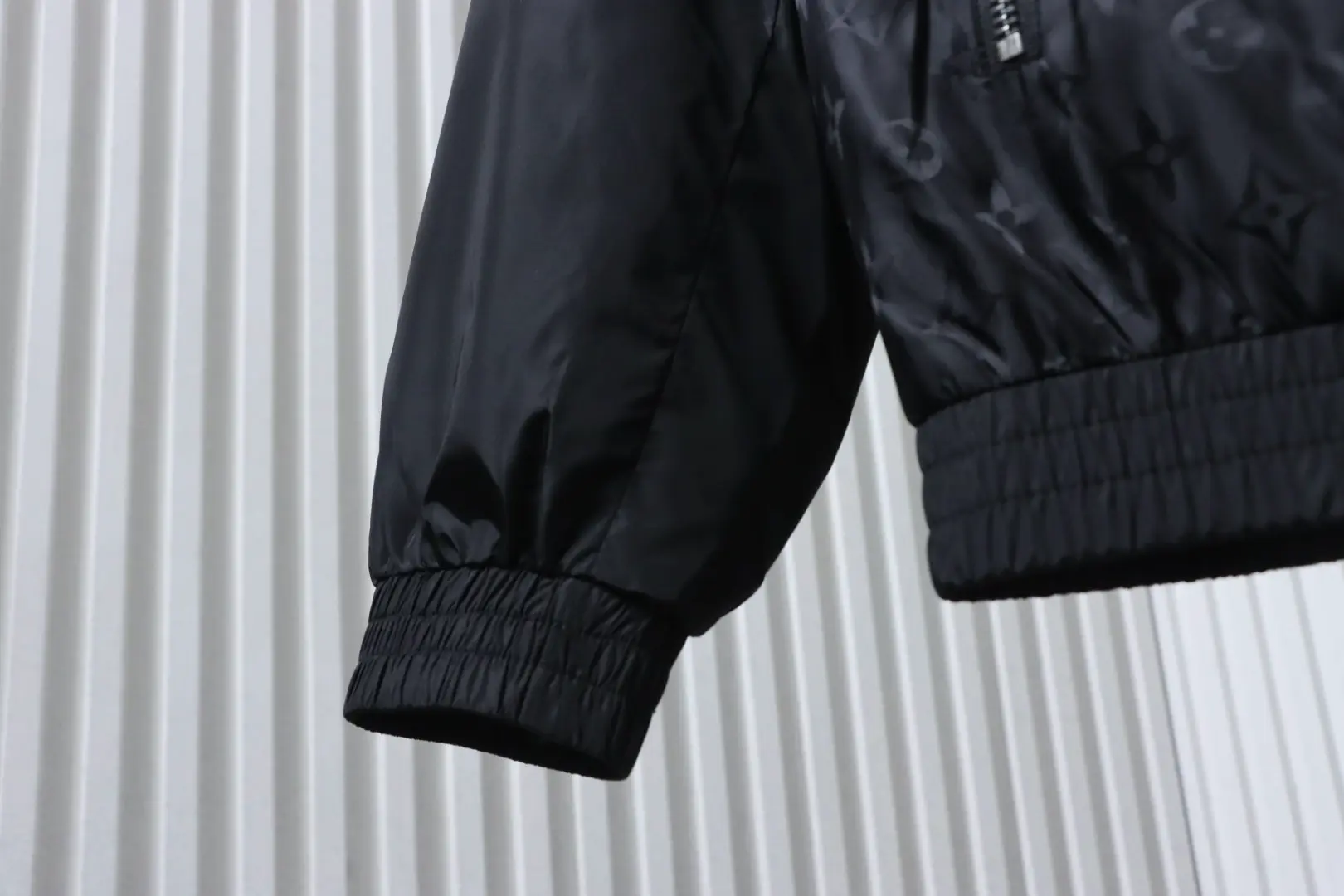 Eine leichte Kapuzenjacke mit Monogramm-Print und Patchwork-Ärmeln – Bild 8