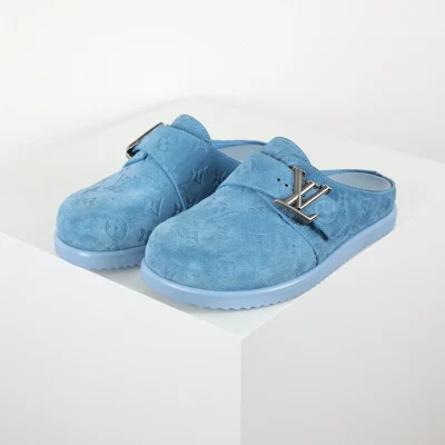 Einfache blaue Wildleder-Mules mit Monogramm-Prägung